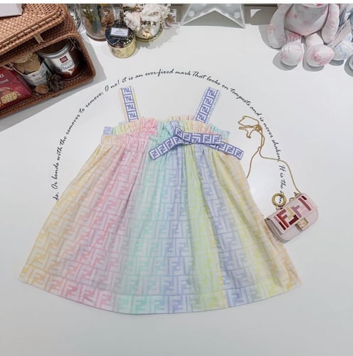 فستان فندي بألوان زاهية