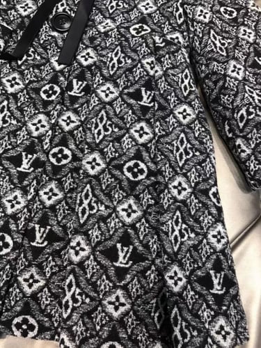 فستان على شكل معطف ثقيل من LV مزين بفرو على الرقبة