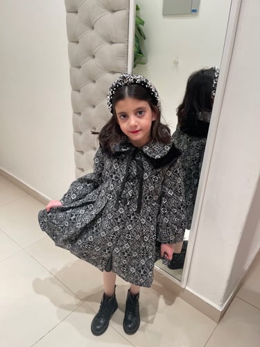 فستان على شكل معطف ثقيل من LV مزين بفرو على الرقبة