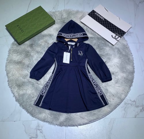 فستان ديور كاجوال مزين ببروش وسحاب وقبعة