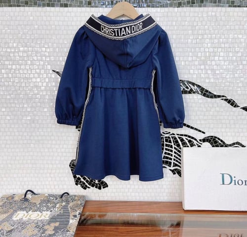 فستان ديور كاجوال مزين ببروش وسحاب وقبعة