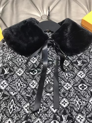 فستان على شكل معطف ثقيل من LV مزين بفرو على الرقبة