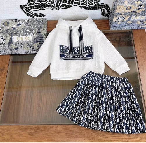 تيور ديور مزين بكسر والتطريز على البلوفر بارز بالك...