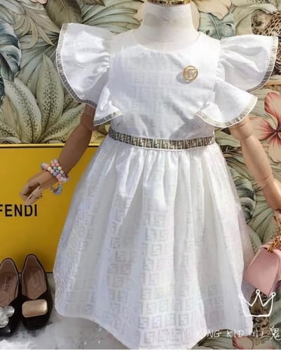 فستان فندي اللون الابيض مزين ببروش فصوص