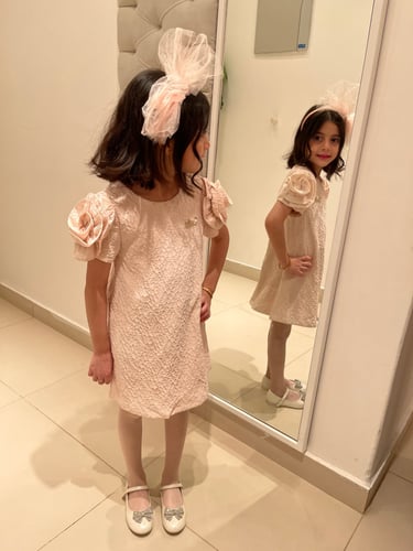 فستان مكلل ذهبي ومزين ببروش