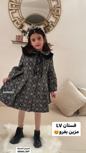 فستان على شكل معطف ثقيل من LV مزين بفرو على الرقبة