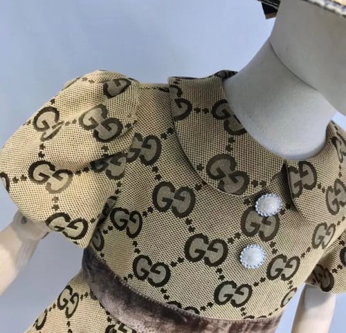 فستان قوتشي بأكمام بف مزين بازارير لؤلؤ