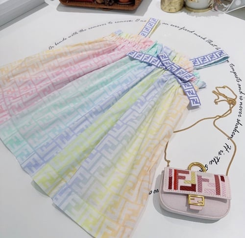 فستان فندي بألوان زاهية