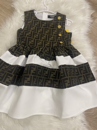 فستان فندي مزين بأزارير ذهبي