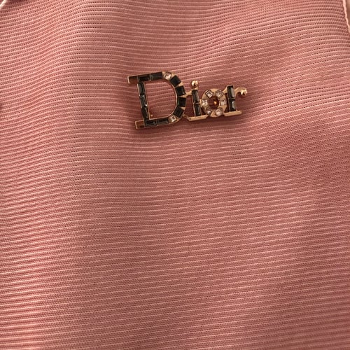 فستان ديور فخم مزين ببروش ديور فصوص