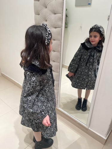 فستان على شكل معطف ثقيل من LV مزين بفرو على الرقبة