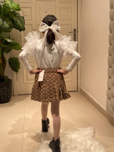 تيور قوتشي فخم مزين بتل على الأكمام