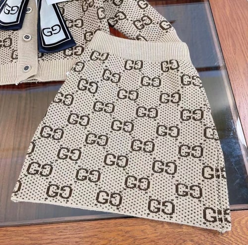 تيور صوف مزين بسكارف انيق