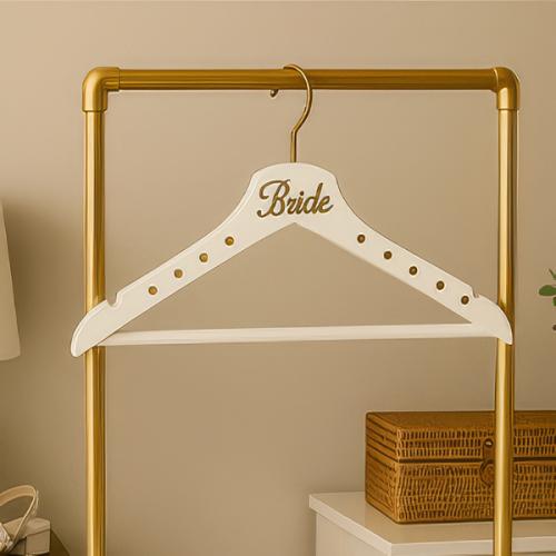 علاقة عروس خشبية فاخرة باللون الأبيض وكتابة Bride...