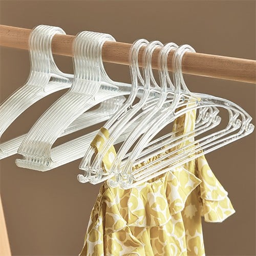 علاقات ملابس شفافة