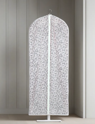 كيس فستان أبيض بنقشة مخملية سوداء مورده