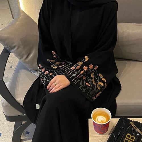 عباية تطريز بأكمام مطرزة بالورود