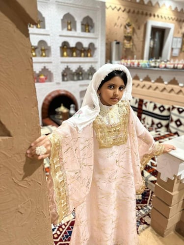 اللبس الحجازي البناتي بالشيفون الوردي الفاتح المزخ...