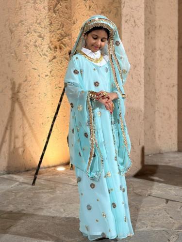 المسدح اللون التفني مع الطرحة والنفخة 4 قطع