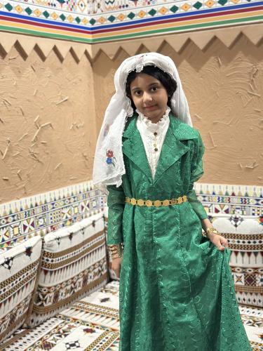 البرنسيس الحجازي اللون اخضر مع حزام ذهبي شامل الاك...