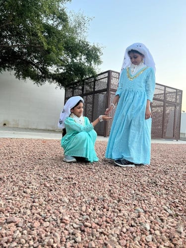 كرته حجازية اللون أزرق مع نصف سديرية ومحرمة ومدورة...