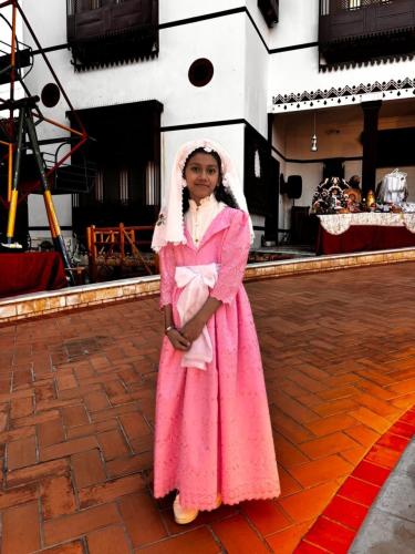 الكرته حجازية اللون وردي غامق مع سديرية نصف ومحرمة...