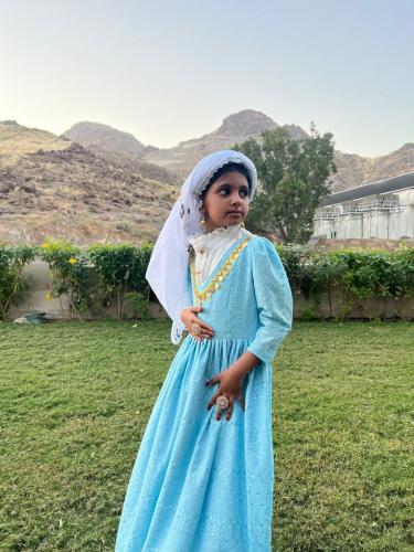 كرته حجازية اللون أزرق مع نصف سديرية ومحرمة ومدورة...