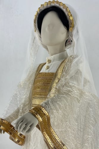 ثوب حجازي مع المحرمة والمدورة