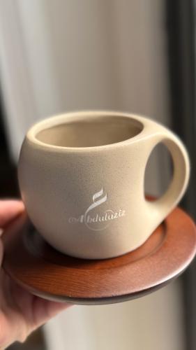 كوب مع صحن خشب