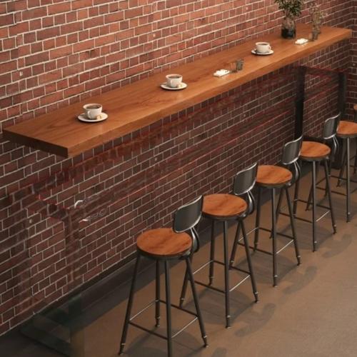 طاولة خشب جداري بني فاتح مدهون بمادة الايبوكسي الش...