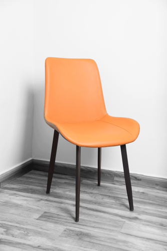 كرسي طعام جلد لونين برتقالي للمقعد والظهر وخلفية ر...