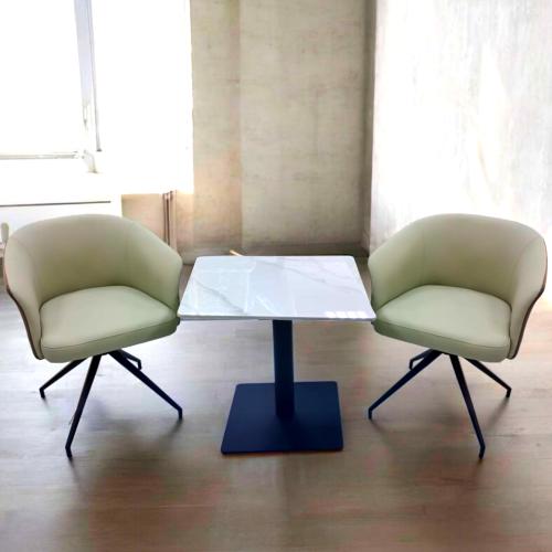 طقم ضيافة و كافيه طاوله سراميك مربع مع 2 كراسي جلد...