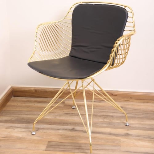 طقم طاولة طعام ستيل ذهبي بسطح قزاز دائري مع 2 كراس...