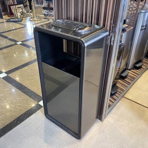 سلة مهملات مع طفاية سجائر ستيل لون اسود وذهبي GWD1...