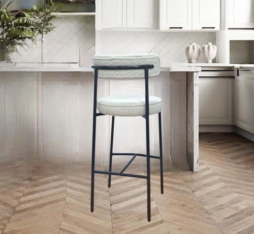 كرسي بار قماش ابيض و قاعده اربع ارجل حديد لون اسود...