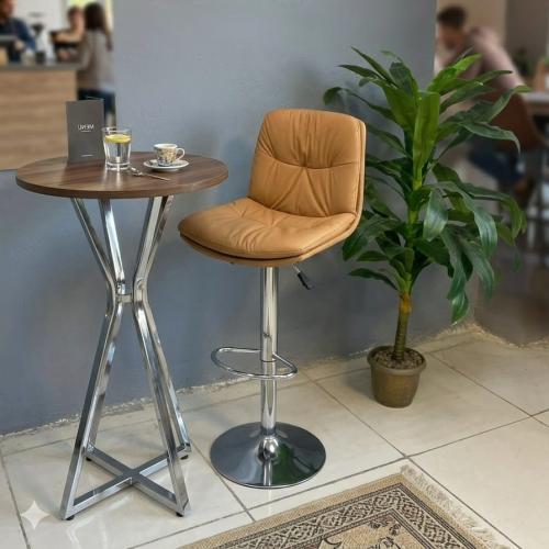 كرسي بار بمقعد جلد بني جملي مع قاعدة هيدروليك ستيل...