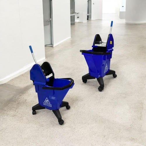 عربية نظافة بلاستيك ازرق بيد للدفع كروم GWD1350