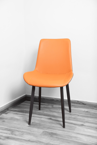 كرسي طعام جلد لونين برتقالي للمقعد والظهر وخلفية ر...