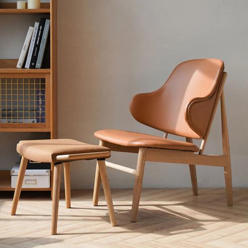 كرسي طعام وكافيه خشب بيج مع جلد بني للمقعد والظهر...