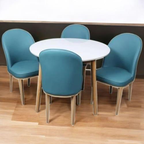 طقم طاولة طعام سطح زجاجي دائري مع 4 كراسي جلد ازرق...