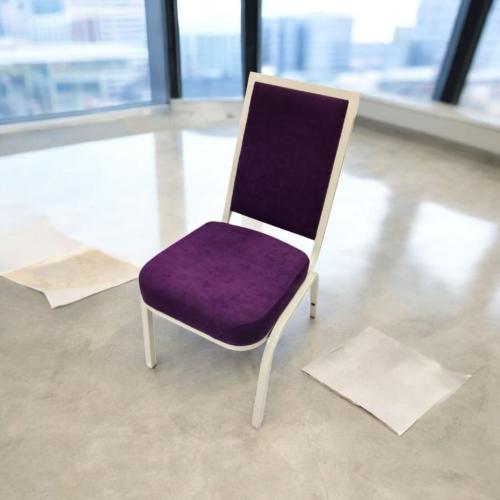 كرسي حفلات ومناسبات حديد بيج مع مقعد وظهر قماش بنف...