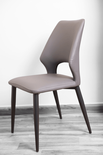 كرسي طعام جلد رمادي مع قاعدة ارجل حديد اسود GWD150...