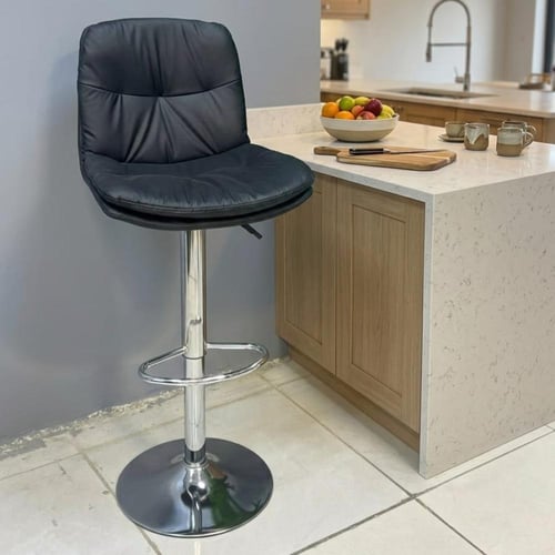 كرسي بار بمقعد جلد اسود مع قاعدة هيدروليك ستيل فضي...