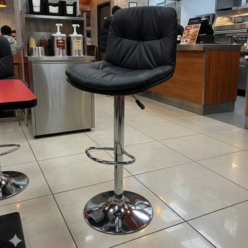 كرسي بار بمقعد جلد اسود مع قاعدة هيدروليك ستيل فضي...