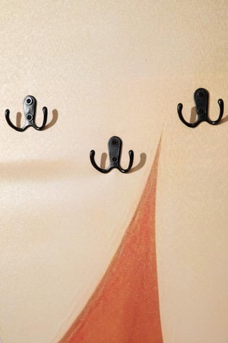 لوحة جدارية مع علاق بتصميم أوراق فنية عصرية