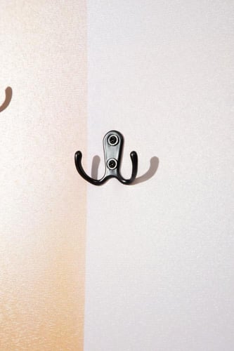 لوحة جدارية مع مرآة وعلاقات بتصميم مزهرية فنية