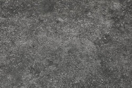 طاولة طعام خشب رمادي بتصميم عصري مع كراسي مريحة لل...