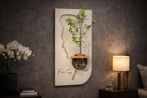 ديكور جداري فني عمودي مع رف خشبي ولمسة طبيعية