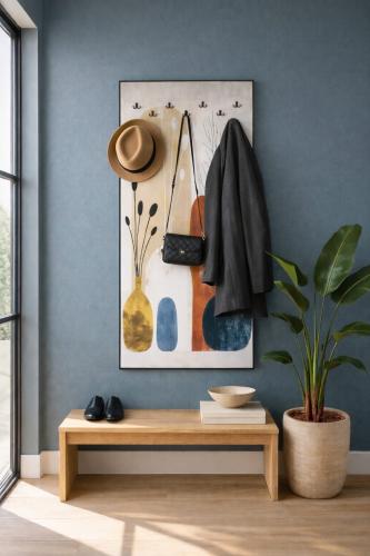 لوحة جدارية مع علاق بتصميم مزهريات ملونة عصرية