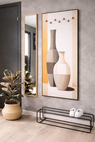 لوحة جدارية مع علاق بتصميم مزهريات فنية